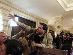 periodista_iraqui_arroja_zapato