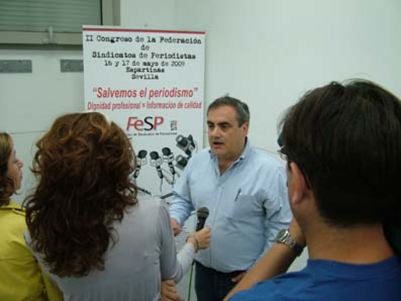 Guillermo Polo atiende a los medios de comunicación