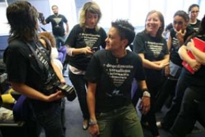 Periodistas en Vigo con las camisetas de proesta enfundadas