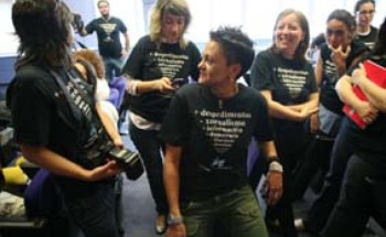 Periodistas en Vigo con las camisetas de proesta enfundadas