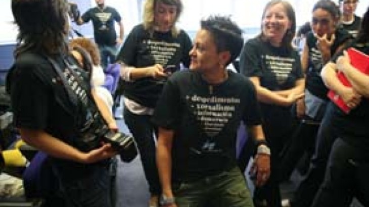 Periodistas en Vigo con las camisetas de proesta enfundadas