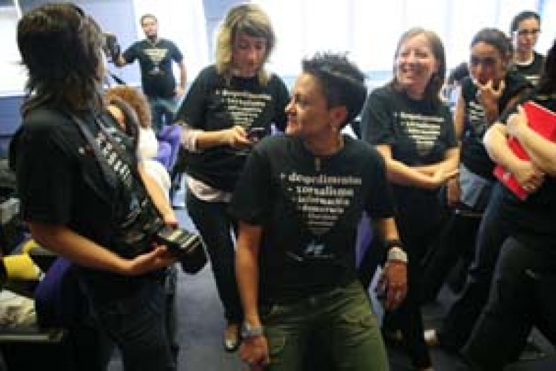 Periodistas en Vigo con las camisetas de proesta enfundadas