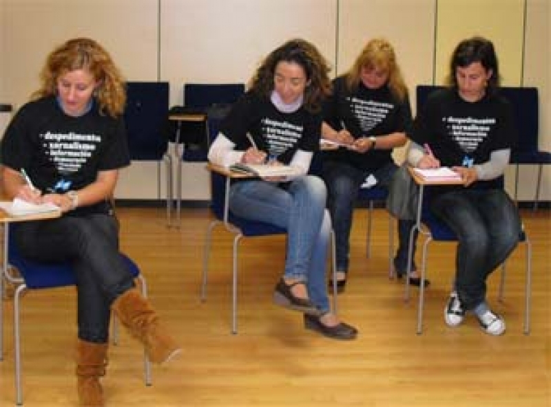 Periodistas con las camisetas en Narón
