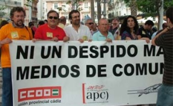 Francisco Burgos y Guillermo Polo, del SPA, en la cabecera de la manifestación a la izquierda de la imagen