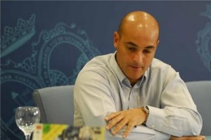 El socialista Jesús Llanes antes de la rueda de prensa en la que llamó "hijo de puta" a un fotógrafo de El Mundo. Foto del blog Antenahuelvaradio