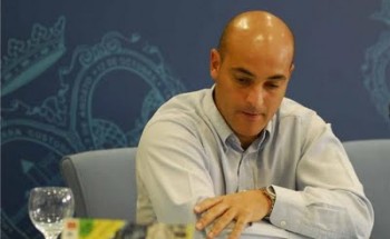 El socialista Jesús Llanes antes de la rueda de prensa en la que llamó "hijo de puta" a un fotógrafo de El Mundo. Foto del blog Antenahuelvaradio