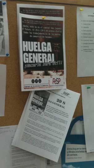 Uno de los carteles distribuidos por el sindicato entre los afiliados y en las redacciones de los medios convocando a la huelga