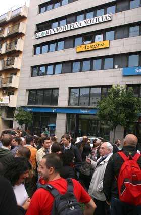 Concentración por el cierre de El Mundo Huelva Noticias