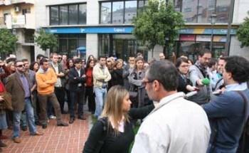 Concentración por el cierre de El Mundo Huelva Noticias