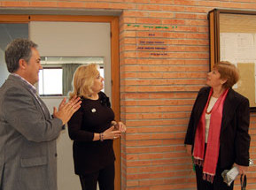 Placa conmemorativa en el aula 8