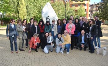 Shahira Amin, miembros del SPA y amigos de Julio ante el monolito que lleva su nombre en Córdoba