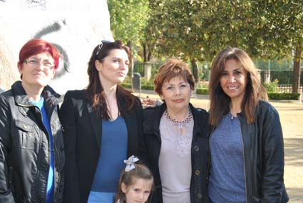  Shahira Amin junto a la madre y hermanas de Julio Anguita Parrado