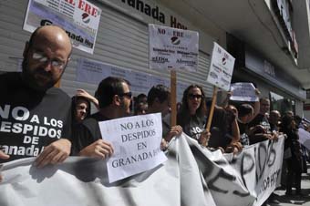 Trabajadores del diario Granada Hoy, en una de las concentraciones que vienen realizando a diario en la puerta del periódico (FOTO MIGUEL ÁNGEL MOLINA)