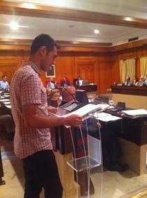 Ángel Robles, representante de la plantilla de El Día de Córdoba, leyendo el manifiesto en el Pleno