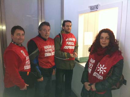 El Comité Intercentros entregando la petición, con el representante del SPA presente
