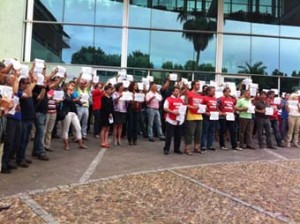 Concentración de los trabajadores en San Juan de Aznalfarache