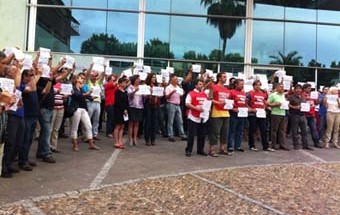 Concentración de los trabajadores en San Juan de Aznalfarache
