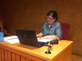 Clara Aurrecoechea defendiendo la tesis doctoral