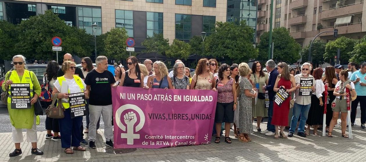 Profesionales de la comunicación se concentran en Sevilla en apoyo a la compañera que denunció acoso sexual en la productora ADM